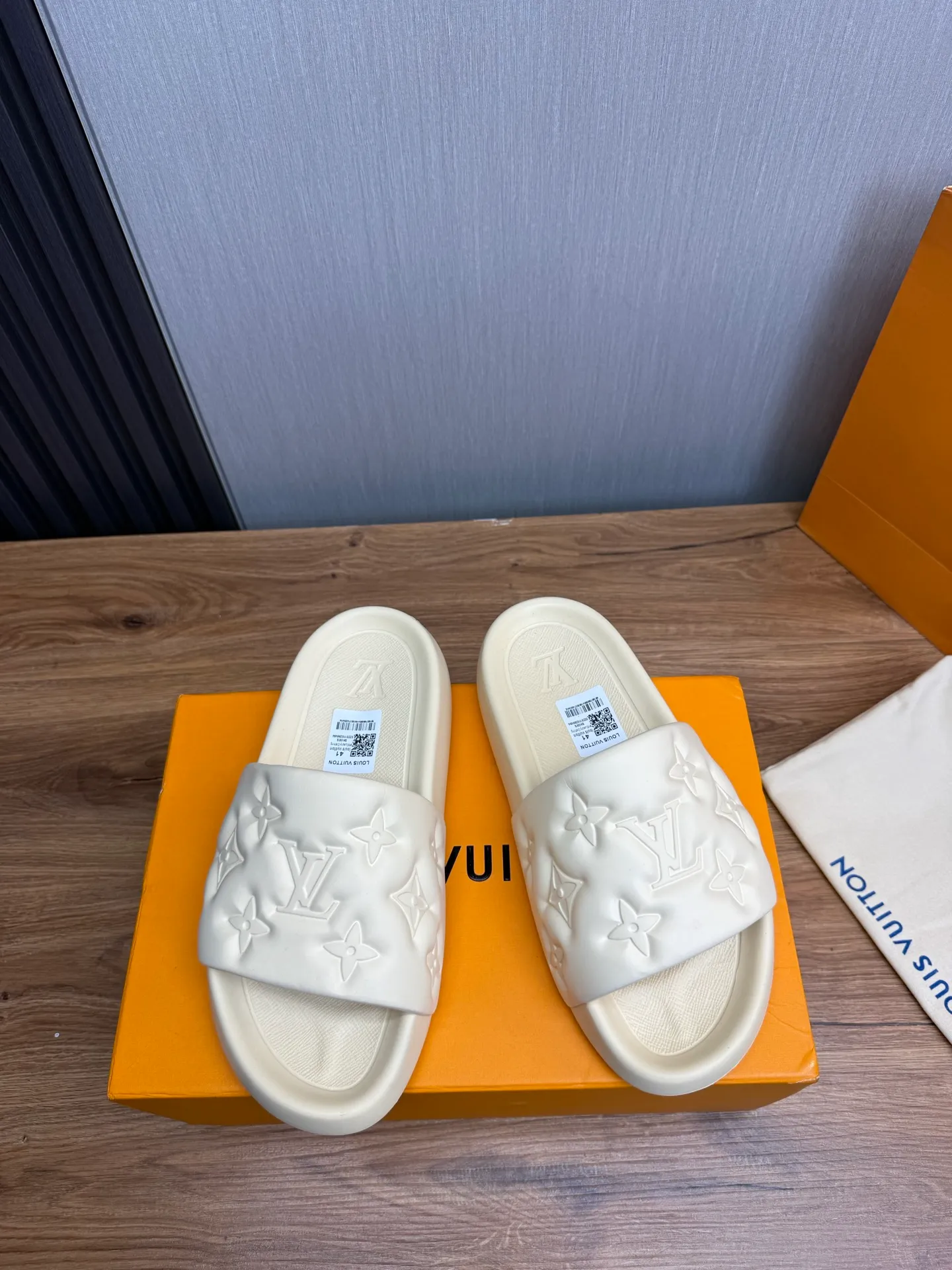 Men's shoes 💰260💰 ▪️LV's popular Little Red Book popular slippers hot sale: 1 shipment✅ Super textured and comfortable slippers, original TPU outsole. Authentic counter box drawer box packaging 🎁Size 38-45